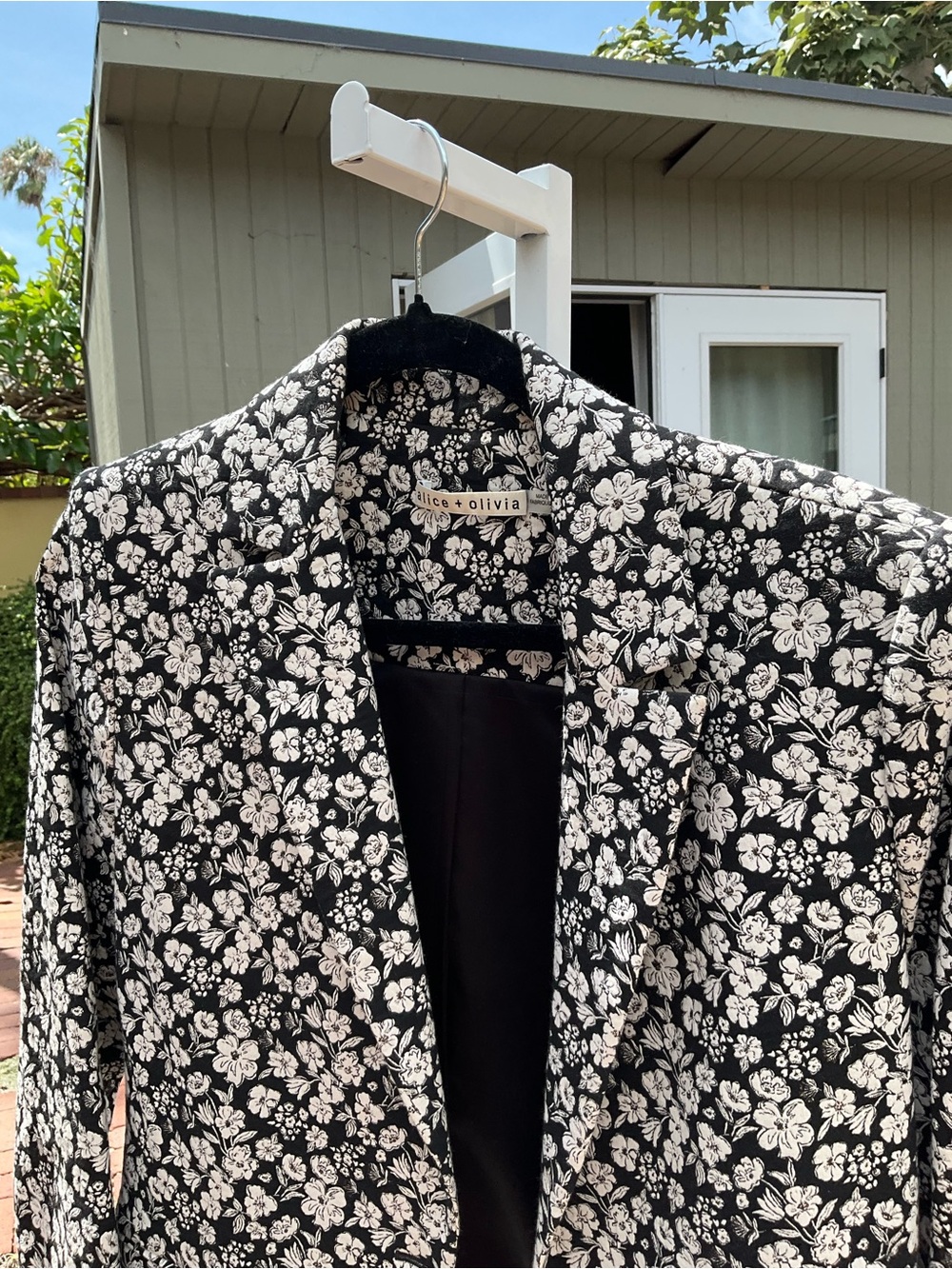 Alice + Olivia Black and White Floral Button-Down Shirt - Picture 4 of 6